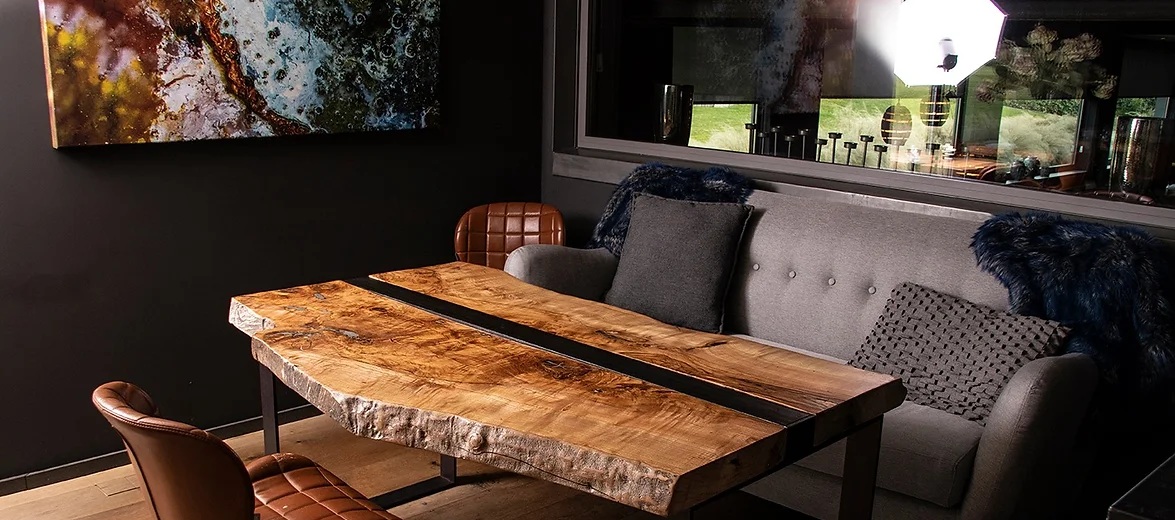 Table en bois brut avec résine