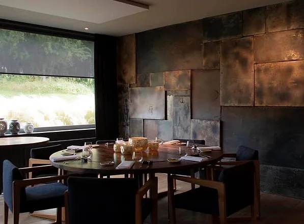 Restaurant avec mur décoratif